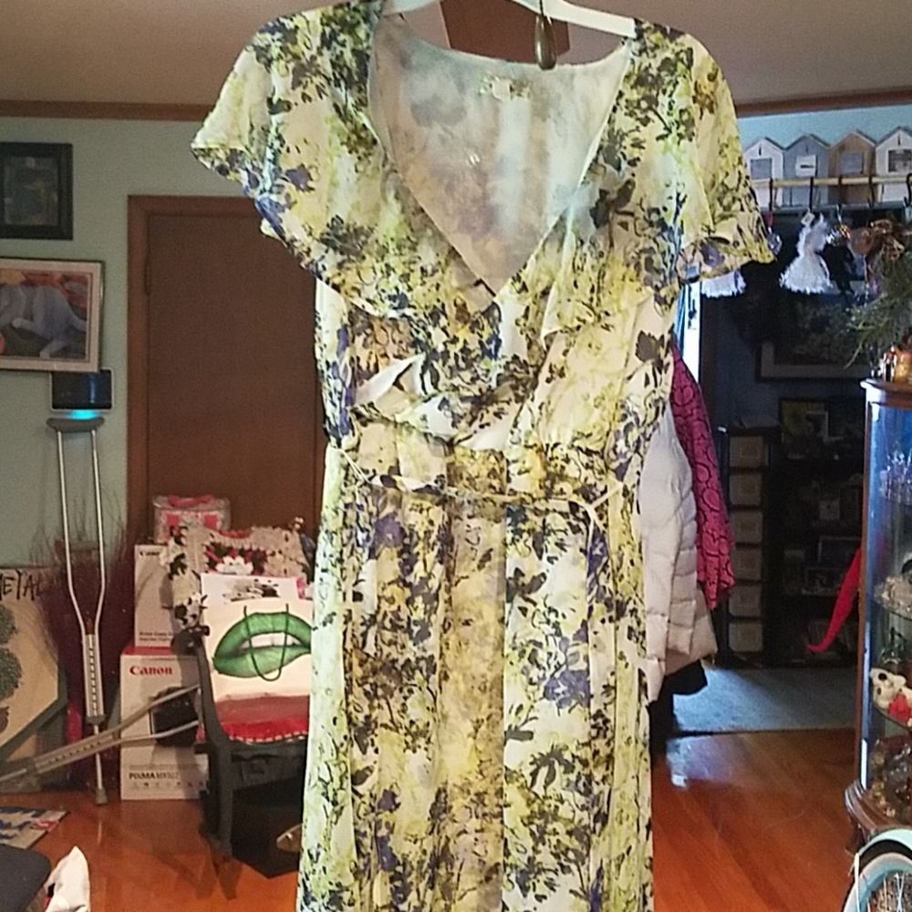 Nurture Sz M- beautiful floral long dress- v neck Z01